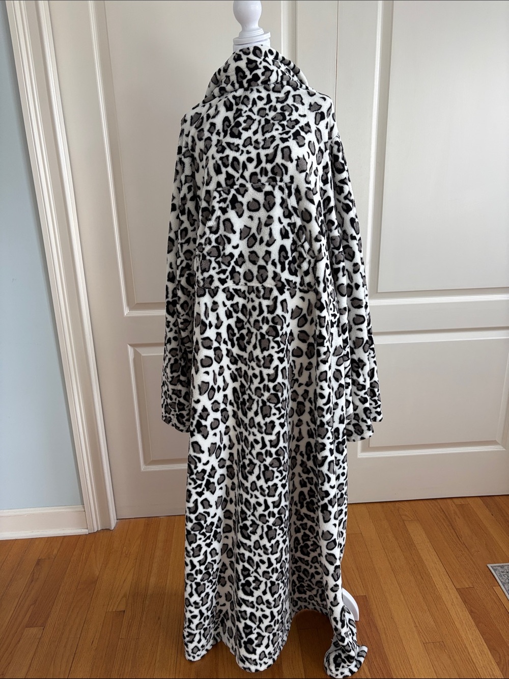 Sleeved Fleece Blanket / One Size Leopard Print